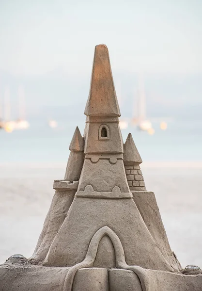 Castle gemaakt uit zand op het strand. — Stockfoto