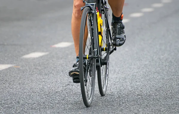 Ciclista profissional irreconhecível durante a competição de bicicletas . — Fotografia de Stock