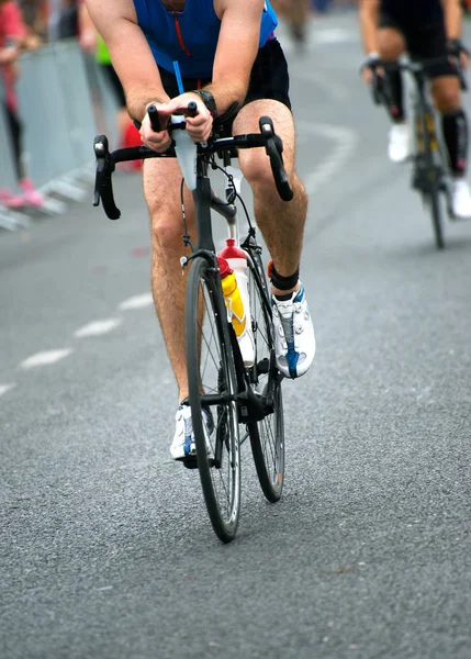 Nie do poznania zawodowych kolarzy podczas zawodów rowerowych. — Zdjęcie stockowe