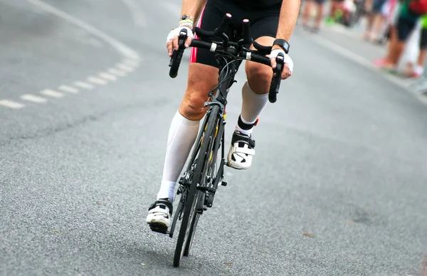 Oigenkännlig professionell cyklist under tävlingen cykel. — Stockfoto