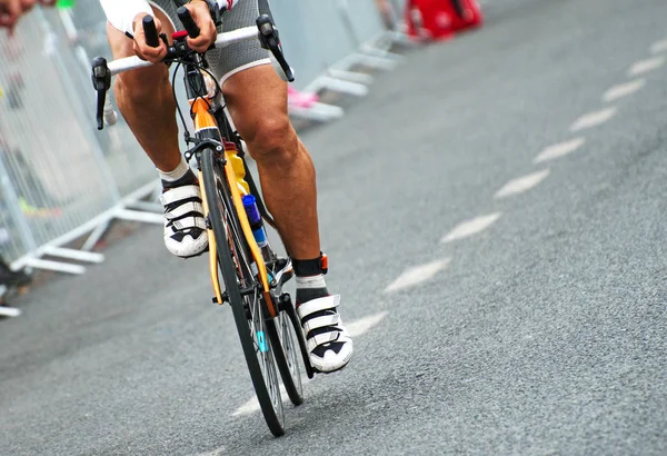 Ciclista profesional irreconocible durante la competición de bicicletas . —  Fotos de Stock