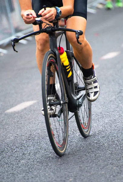 在自行车比赛中变得面目全非的职业自行车手. — 图库照片