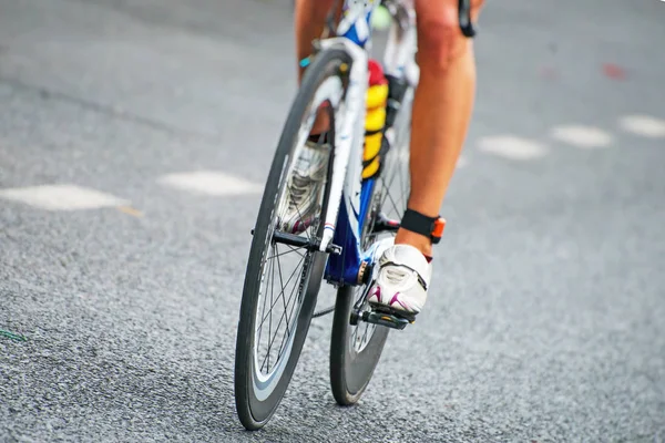 Nie do poznania kolarz podczas zawodów rowerowych. — Zdjęcie stockowe