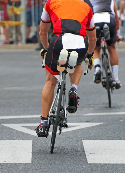 Nie do poznania zawodowych kolarzy podczas zawodów rowerowych. Widok z tyłu. — Zdjęcie stockowe