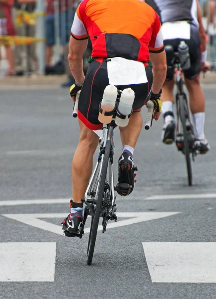 Radprofis während des Radrennens nicht wiederzuerkennen. zurück. — Stockfoto