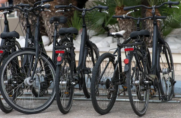 Fahrräder auf der Straße. Fahrradverleih. — Stockfoto
