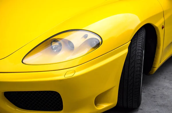 Zár-megjelöl kilátás sárga sportkocsi fényszóró. — Stock Fotó