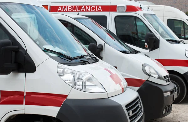 Voitures d'ambulance stationnées sur la plage . — Photo