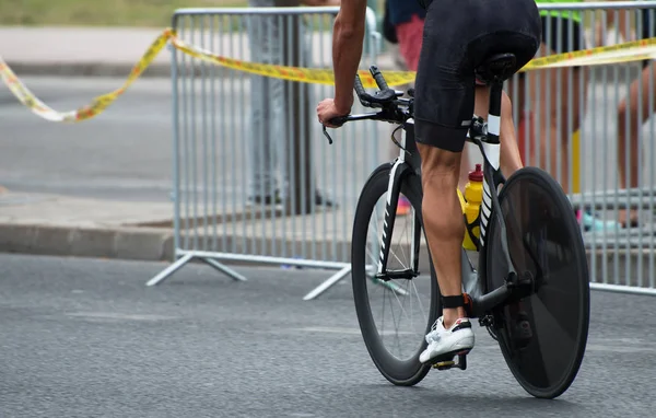 Ciclista professionista irriconoscibile durante la competizione ciclistica . — Foto Stock