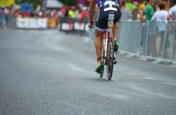 Ciclista profesional irreconocible durante la competición de bicicletas. Vista trasera . — Foto de Stock