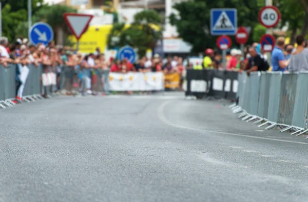 Pusta droga podczas zawodów rowerowych. Koncentruje się na drodze. — Zdjęcie stockowe