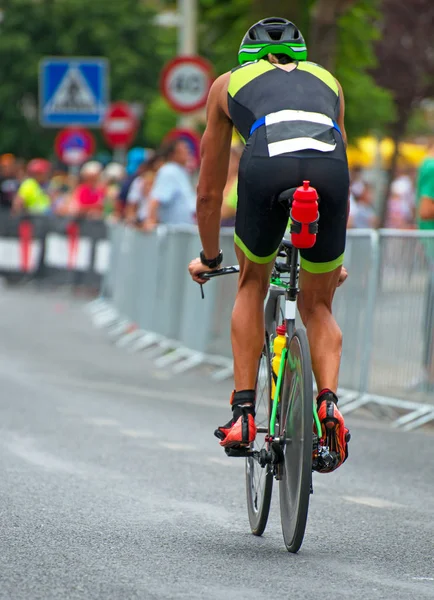 Onherkenbaar wielrenner tijdens de wedstrijd van de fiets. Achteraanzicht. — Stockfoto