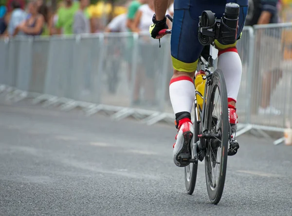 Ciclista professionista irriconoscibile durante la competizione ciclistica. Vista posteriore . — Foto Stock