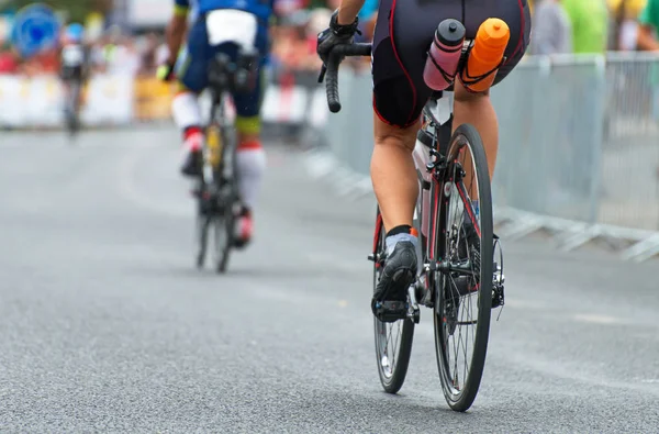 Radprofis während des Radrennens nicht wiederzuerkennen. zurück. — Stockfoto