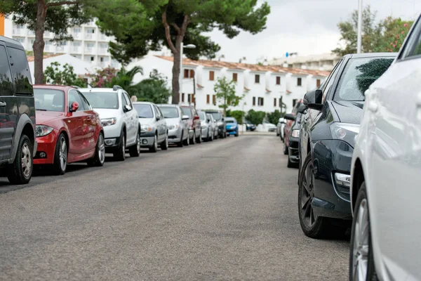 Αυτοκίνητα σταθμευμένα κατά μήκος του δρόμου. — Φωτογραφία Αρχείου