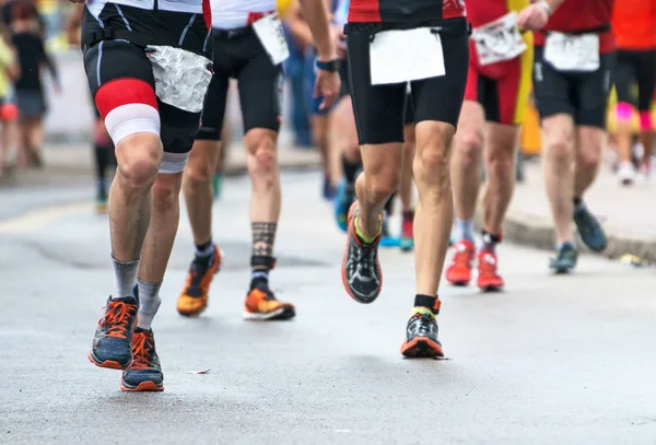 Grupo de corredores de maratona na rua . — Fotografia de Stock