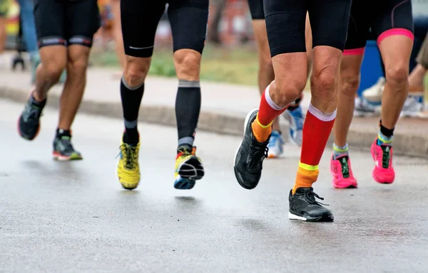 Grupo de corredores de maratona na rua . — Fotografia de Stock