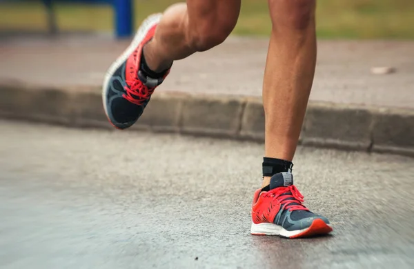 Hombre atleta corriendo en la calle . —  Fotos de Stock