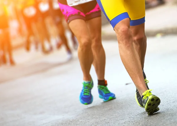 Grupo de corredores de maratona na rua . — Fotografia de Stock