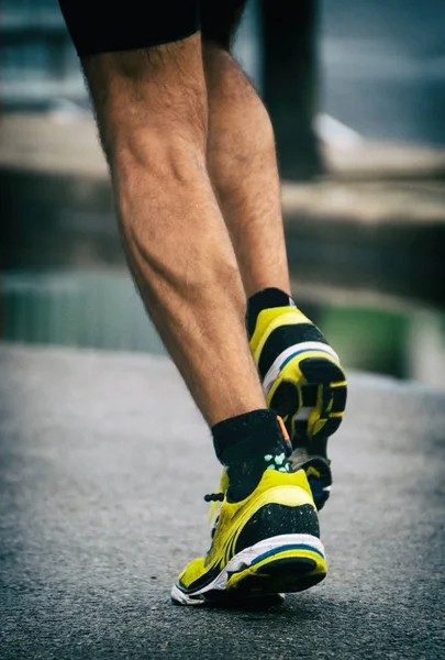 Hombre atleta corriendo en la calle . —  Fotos de Stock