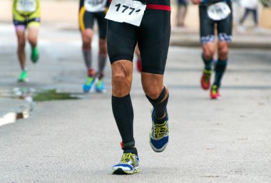 Sokakta maraton koşucu grubu.