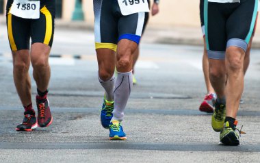 Sokakta maraton koşucu grubu.