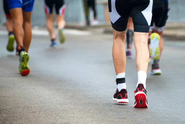 Grupo de corredores de maratón en la calle. Vista trasera . — Foto de Stock