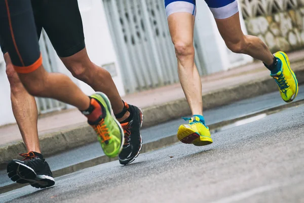 Maratoni futók az utcán csoportja. — Stock Fotó