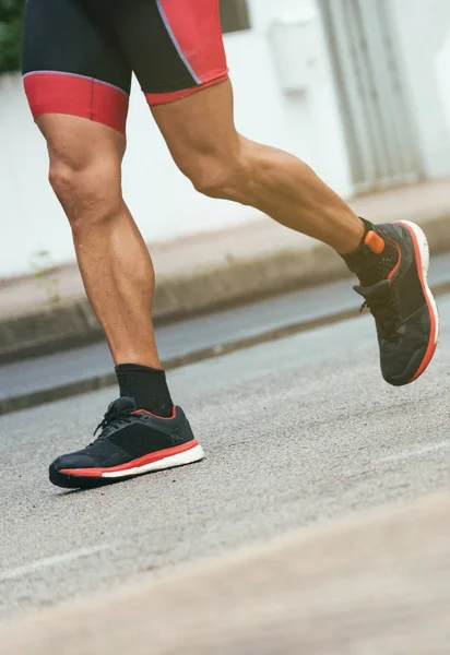 Mužské sportovce běžící na ulici. — Stock fotografie