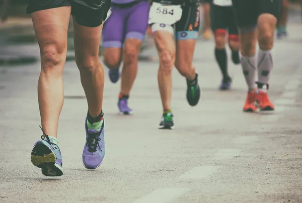 Grupo de corredores de maratona na rua . — Fotografia de Stock