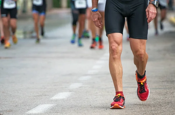 Racewalking. Cansado maratona corredor na rua . — Fotografia de Stock