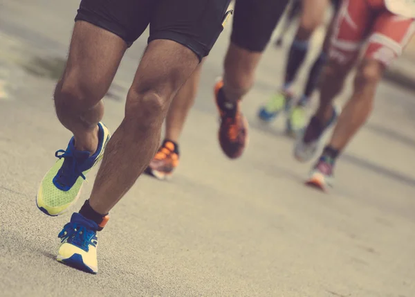 Groupe de coureurs de marathon dans la rue . — Photo