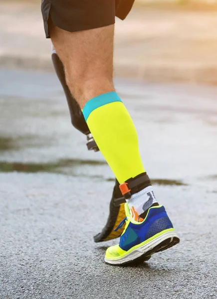 Hombre corriendo con una pierna protésica en la calle . —  Fotos de Stock