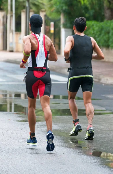 Corredores masculinos na estrada da cidade. Visão traseira . — Fotografia de Stock