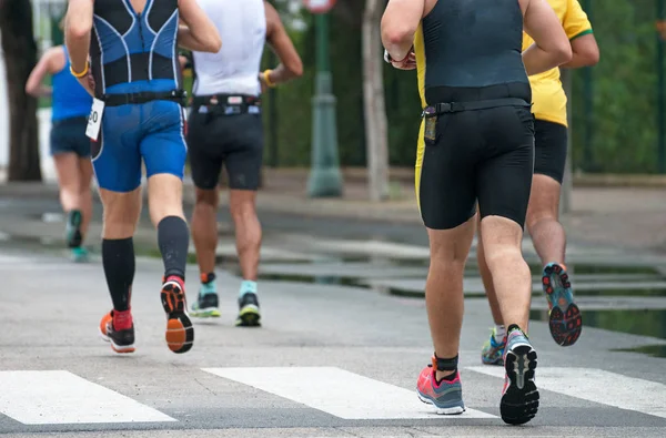 Sokakta maraton koşucu grubu.