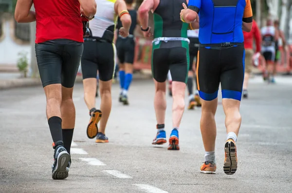 Grupo de corredores de maratona na rua . — Fotografia de Stock