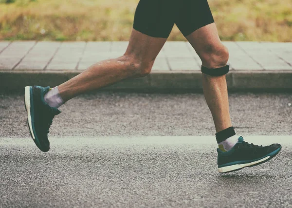 Hombre atleta corriendo en la calle . — Foto de Stock