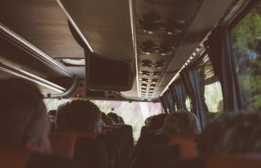 Yolcularla birlikte otobüsün içinden görüntüle.