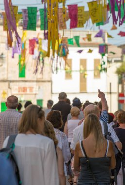 Festival süresince sokakta yürüyen insanlar.