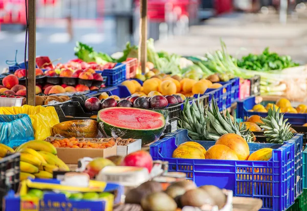 Puesto de mercado con frutas en la calle . —  Fotos de Stock