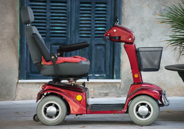 Silla de ruedas motorizada para personas con discapacidad . — Foto de Stock