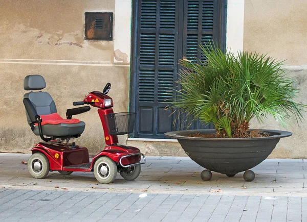 Silla de ruedas motorizada para personas con discapacidad . — Foto de Stock
