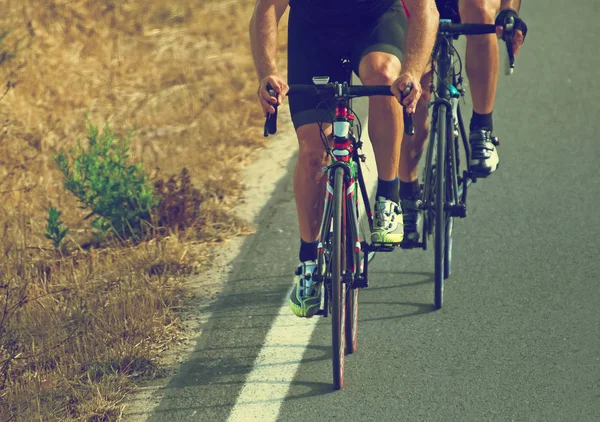 Cyklister som cyklar på vägen. — Stockfoto