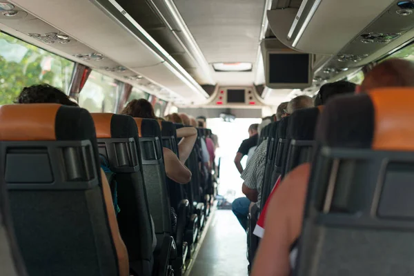 Vista de dentro do ônibus com passageiros. — Fotografia de Stock