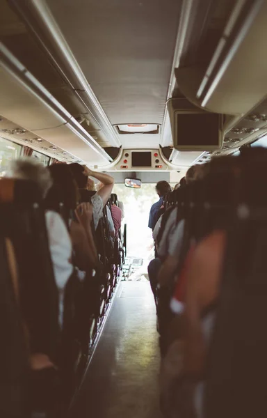 Pohled zevnitř autobusu s cestujícími. — Stock fotografie
