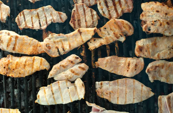 Mięso stek grill grilla na zewnątrz. — Zdjęcie stockowe