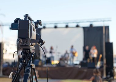 TV kamera konser çekime hazır hale geliyor.