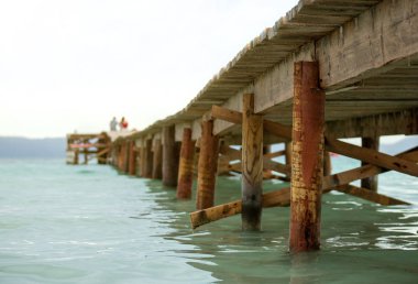 Akdeniz'de ahşap iskele.