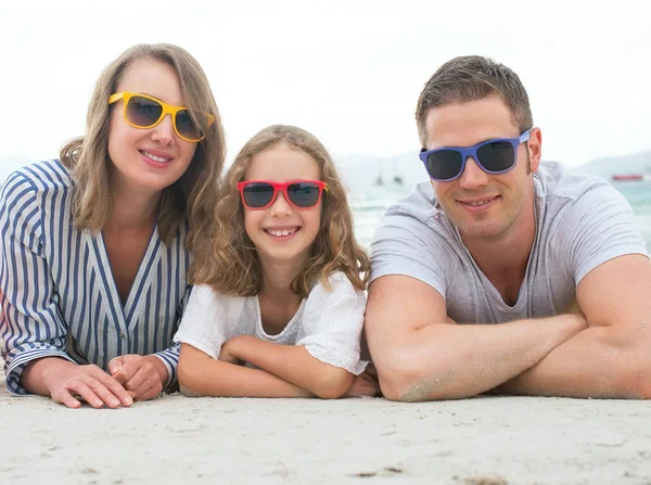 Glad familj på strandsemester. — Stockfoto