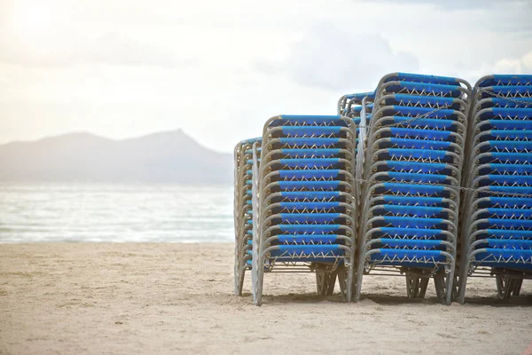 ビーチの折り畳まれた太陽の loungers たっぷり. — ストック写真